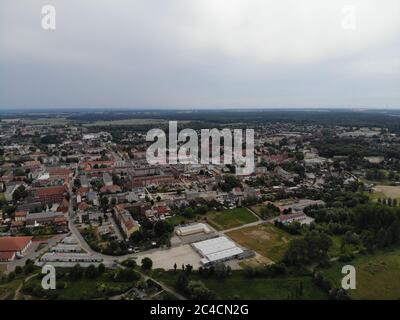 Veduta aerea di Pasewalk, una città del distretto di Vorpommern-Greifswald, nello stato del Meclemburgo-Vorpommern in Germania. Situato sul fiume Uecker Foto Stock