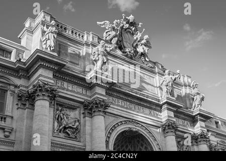 Roma, Italia - 8 novembre 2019: Architettura romana. Portico della Fontana di Trevi. E' una delle attrazioni turistiche piu' popolari di Roma. Nero AN Foto Stock