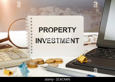Scrivania da ufficio e notebook Workspace Writing Property Investment. Concetto di proprietà di affari. Foto Stock