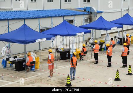 Pechino, Cina. 26 Giugno 2020. I lavoratori attendono di prelevare i campioni di tampone faringeo presso un impianto di analisi degli acidi nucleici COVID-19, temporaneamente installato in un cantiere nel distretto di Haidian a Pechino, capitale della Cina, il 26 giugno 2020. Venerdì più di 1,750 operai edili a Pechino hanno ricevuto test COVID-19 sugli acidi nucleici. Credit: Ren Chao/Xinhua/Alamy Live News Foto Stock