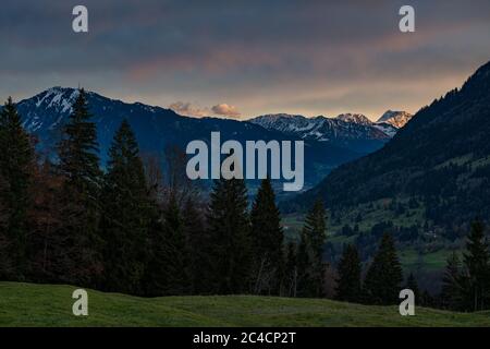 Colorata escursione autunnale vicino a Immenstadt nell'Allgau Foto Stock