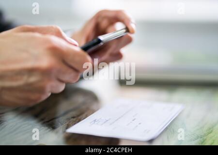 Scansione del documento di controllo del deposito remoto tramite telefono. Scattare foto Foto Stock