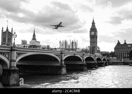 Probabilmente uno dei fiumi più famosi del mondo, il Tamigi, attraversa la capitale dell'Inghilterra, Londra, Regno Unito. Foto Stock