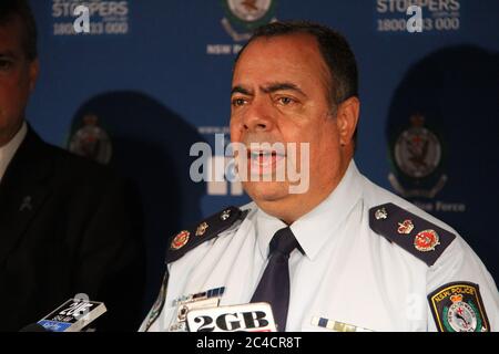 Vice Commissario Nick Kaldas – Vice Commissario, Field Operations, la polizia del NSW parla ai media della prevenzione delle rapine armate nei club e negli ho Foto Stock