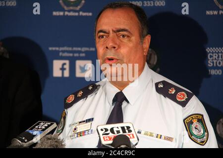 Vice Commissario Nick Kaldas – Vice Commissario, Field Operations, la polizia del NSW parla ai media della prevenzione delle rapine armate nei club e negli ho Foto Stock