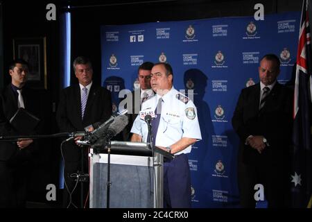 Vice Commissario Nick Kaldas – Vice Commissario, operazioni sul campo, la polizia del NSW risponde alle domande dei media. Foto Stock