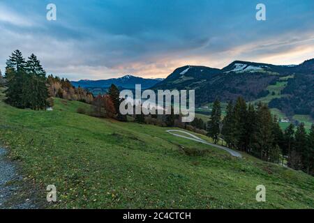 Colorata escursione autunnale vicino a Immenstadt nell'Allgau Foto Stock