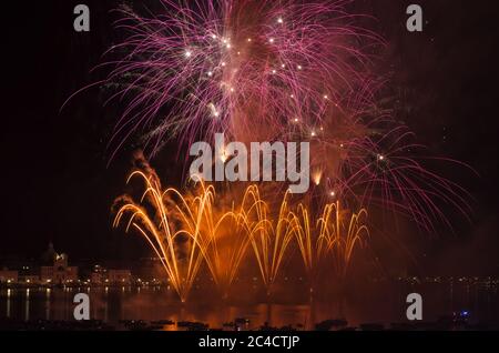 Spettacolo di fuochi d'artificio durante il festival Redentore a Venezia nel mese di luglio Foto Stock