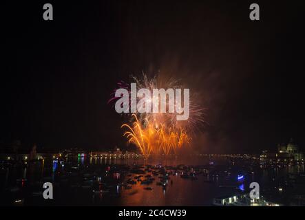 Spettacolo di fuochi d'artificio durante il festival Redentore a Venezia nel mese di luglio Foto Stock