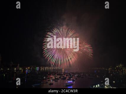 Spettacolo di fuochi d'artificio durante il festival Redentore a Venezia nel mese di luglio Foto Stock