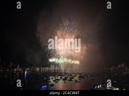 Spettacolo di fuochi d'artificio durante il festival Redentore a Venezia nel mese di luglio Foto Stock