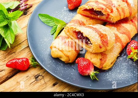 Appetitose torte fatte in casa con fragole e marmellata Foto Stock