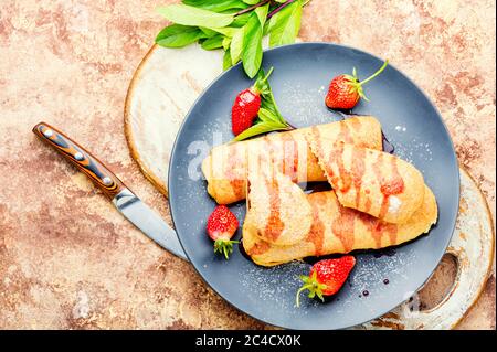 Appetitose torte fatte in casa con fragole e marmellata Foto Stock