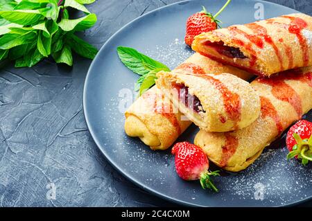 Appetitose torte fatte in casa con fragole e marmellata Foto Stock