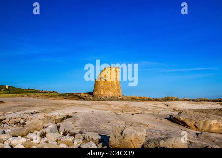 L'antica torre di guardia di Porto Miggiano, costruita sulle scogliere che si affacciano sul mare. Una splendida vista sul mare. Santa Cesarea Terme Foto Stock