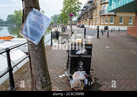 Windsor, Berkshire, Regno Unito. 26 Giugno 2020. I visitatori di Windsor potranno gustare birre da asporto dai pub locali durante il blocco di Coronavirus, ma la quantità di rifiuti che vengono lasciati sulle strade intorno a Windsor ed Eton è aumentata mentre molte persone continuano a rimanere fuori lavoro mentre vengono pagate secondo il programma di furlough del governo. Credit: Maureen McLean/Alamy Live News Foto Stock