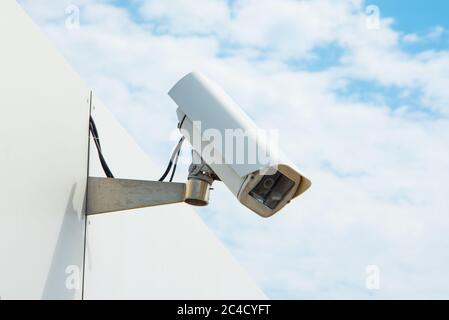 La protezione CCTV telecamera di sorveglianza. Con il blu del cielo Foto Stock
