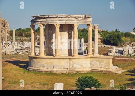 Le rovine dell'antica città di Side. Side è un'antica città greca sulla costa meridionale del Mediterraneo della Turchia. Foto Stock