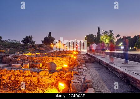 Le rovine dell'antica città di Side in serata. Antica strada della città lastricata di legno. Foto Stock