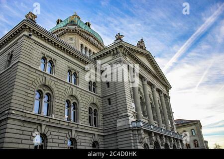 Il Palazzo federale è il luogo in cui si svolgono le sessioni dell'Assemblea federale e del Consiglio federale. Si trova a Berna, Svizzera Foto Stock