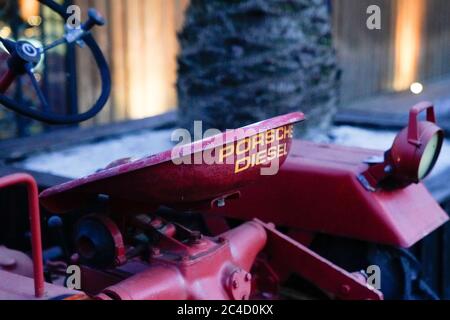 Bordeaux , Aquitaine / Francia - 06 20 2020 : porsche Tractor diesel vintage rosso oldtimer posteriore Foto Stock