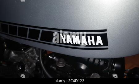 Bordeaux , Aquitaine / France - 06 20 2020 : simbolo del logo Yamaha sul serbatoio del carburante della moto d'epoca Foto Stock