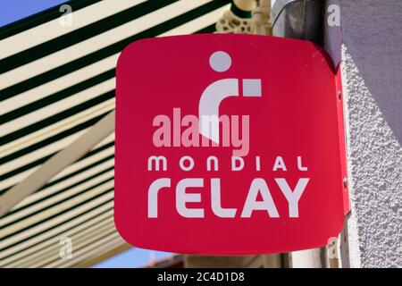 Bordeaux , Aquitaine / France - 06 20 2020 : Mondial Relay segno di consegna logo in negozio Foto Stock