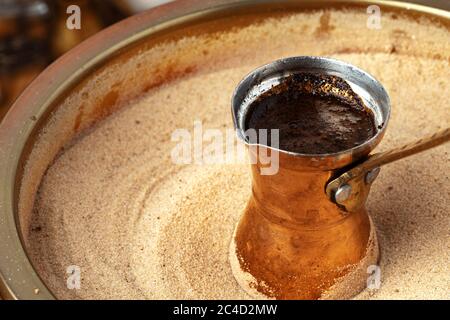 Caffè turco in cezve sulla sabbia Foto Stock