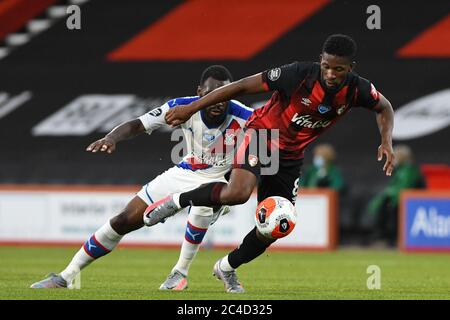 Jefferson Lerma di AFC Bournemouth e Christian Benteke di Crystal Palace in azione - AFC Bournemouth contro Crystal Palace, Premier League, Vitality Stadium, Bournemouth, UK - 20 giugno 2020 solo per uso editoriale - si applicano restrizioni DataCo Foto Stock