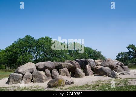 Un dolmen o Hunebed è un tipo di tomba megalitica a camera singola con megaliti verticali che sostengono un grande cappasso orizzontale piatto Foto Stock