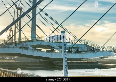 Ponte panoramico delle paludi di Gaomei al tramonto. Taichung City, Taiwan Foto Stock