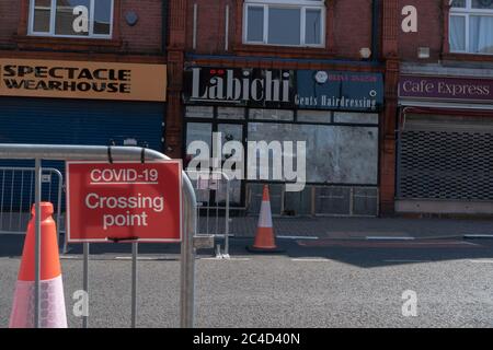 Coni e barriere metalliche in posizione su strada per consentire l'allontanamento sociale. Stourbridge. West Midlands. REGNO UNITO. 22 giugno 2020 Foto Stock