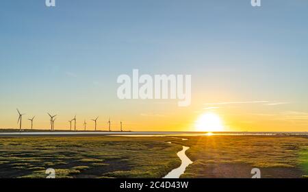 Gaomei Wetlands Area turbine eoliche in tempo di tramonto, un terreno pianeggiante che si estende su 300 ettari, anche un popolare punto panoramico nel quartiere di Qingshui Foto Stock