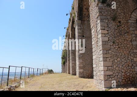 Il Tempio di Giove, Monte Circeo, a Terracina, Lazio, Italia. I resti del tempio sulla cima della montagna e la vista della città e il Foto Stock