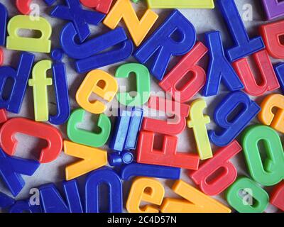 Lettere magnetiche dell'alfabeto britannico in posizione casuale Foto Stock