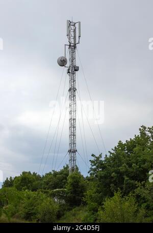 5G, torre telefonica 4G, apparecchiature di trasmissione per comunicazioni Foto Stock