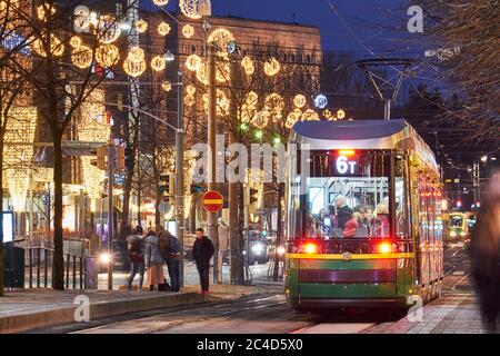 Helsinki, Finlandia - 21 dicembre 2017: Tram di Helsinki sulla via di Natale Foto Stock