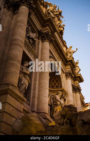 Nettuno nella Fontana di Trevi alla fine della giornata a Roma Foto Stock