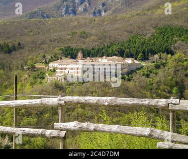 La Certosa di Trisulti è un ex monastero certosino e cistercense, situato a Collepardo, in provincia di Frosinone, Lazio, nel centro Italia. Vista dell'isolato Foto Stock