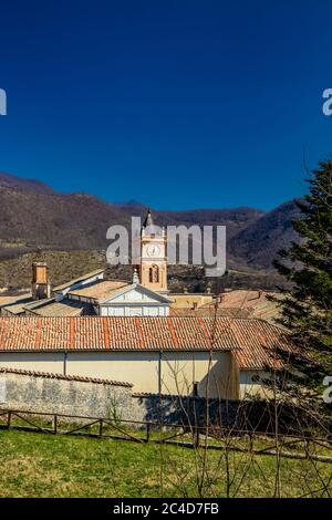 La Certosa di Trisulti è un ex monastero certosino e cistercense, situato a Collepardo, in provincia di Frosinone, Lazio, nel centro Italia. Vista dell'abbazia wit Foto Stock