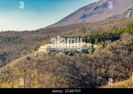 La Certosa di Trisulti è un ex monastero certosino e cistercense, situato a Collepardo, in provincia di Frosinone, Lazio, nel centro Italia. Vista dell'isolato Foto Stock