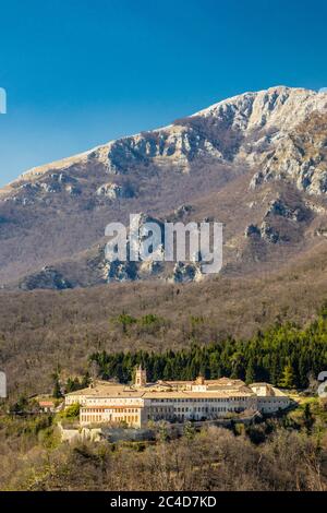 La Certosa di Trisulti è un ex monastero certosino e cistercense, situato a Collepardo, in provincia di Frosinone, Lazio, nel centro Italia. Vista dell'isolato Foto Stock