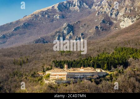 La Certosa di Trisulti è un ex monastero certosino e cistercense, situato a Collepardo, in provincia di Frosinone, Lazio, nel centro Italia. Vista dell'isolato Foto Stock