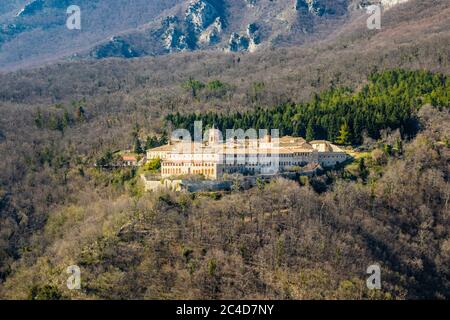 La Certosa di Trisulti è un ex monastero certosino e cistercense, situato a Collepardo, in provincia di Frosinone, Lazio, nel centro Italia. Vista dell'isolato Foto Stock