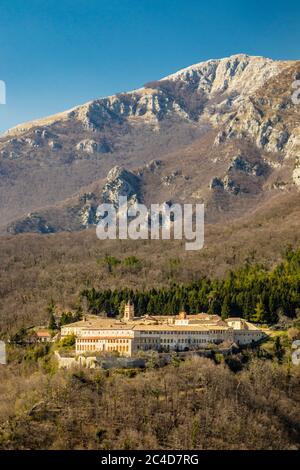 La Certosa di Trisulti è un ex monastero certosino e cistercense, situato a Collepardo, in provincia di Frosinone, Lazio, nel centro Italia. Vista dell'isolato Foto Stock