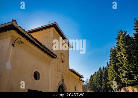 La Certosa di Trisulti è un ex monastero certosino e cistercense, situato a Collepardo, in provincia di Frosinone, Lazio, nel centro Italia. L'ingresso alla a Foto Stock