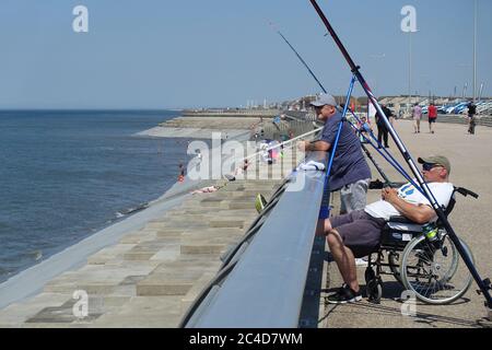 Pesca di mare dalla nuova passeggiata delle difese marine di Anchorsholme, Blackpool, il giorno più caldo dell'anno 2020. Foto Stock