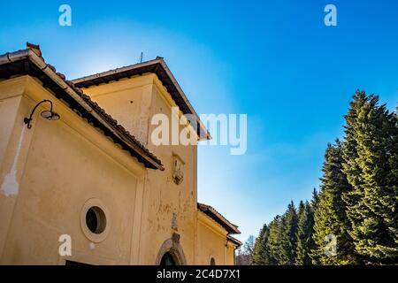 La Certosa di Trisulti è un ex monastero certosino e cistercense, situato a Collepardo, in provincia di Frosinone, Lazio, nel centro Italia. L'ingresso alla a Foto Stock