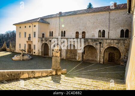 24 marzo 2019 - Collepardo, Frosinone, Lazio, Italy - Certosa di Trisulti, Certosa di Certosa. Il cortile dell'abbazia con l'antico Libraro Foto Stock