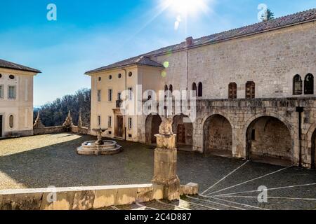 24 marzo 2019 - Collepardo, Frosinone, Lazio, Italy - Certosa di Trisulti, Certosa di Certosa. Il cortile dell'abbazia con l'antico Libraro Foto Stock